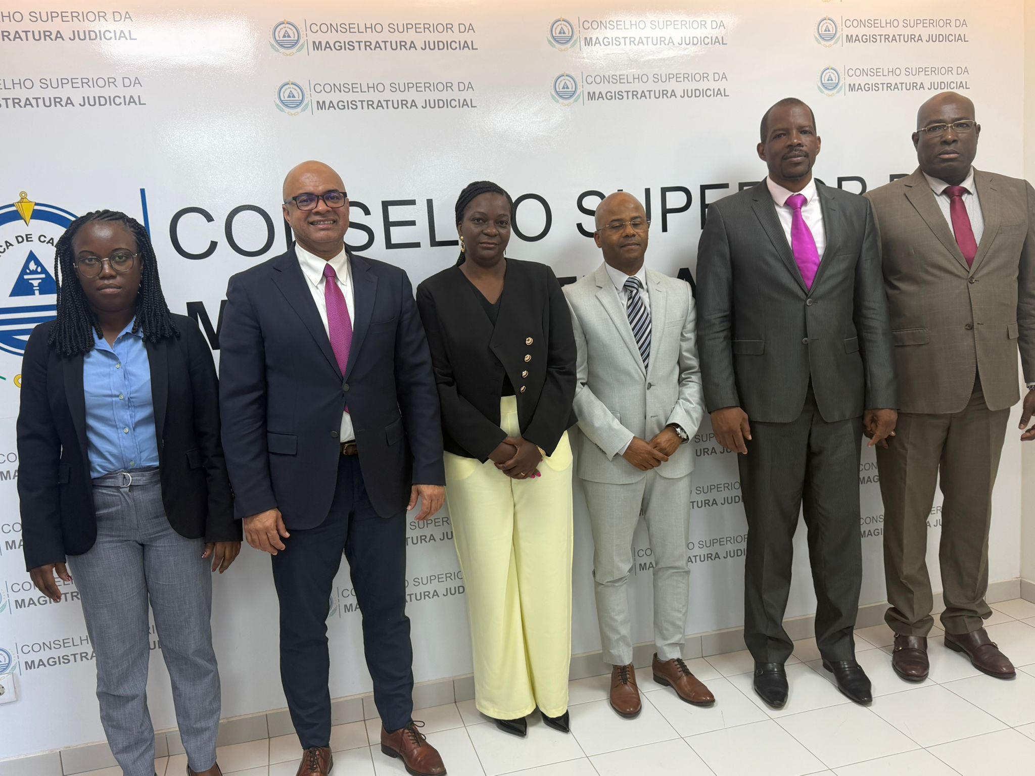 O PRESIDENTE DO TIBUNAL CONSTITUCIONAL JUNTAMENTE COM AS JUÍZAS CONSELHEIRAS REALIZARAM UMA VISITA DE ESTUDO A CONSELHO SUPERIOR DA MAGISTRATURA DE CABO-VERDE.