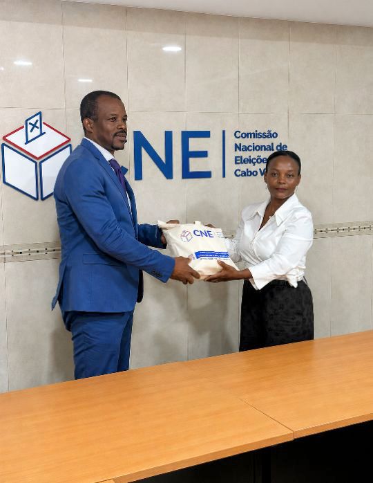 Delegação do Tribunal Constitucional de São Tomé e Príncipe reúne-se com a Comissão Nacional de Eleições de Cabo Verde.