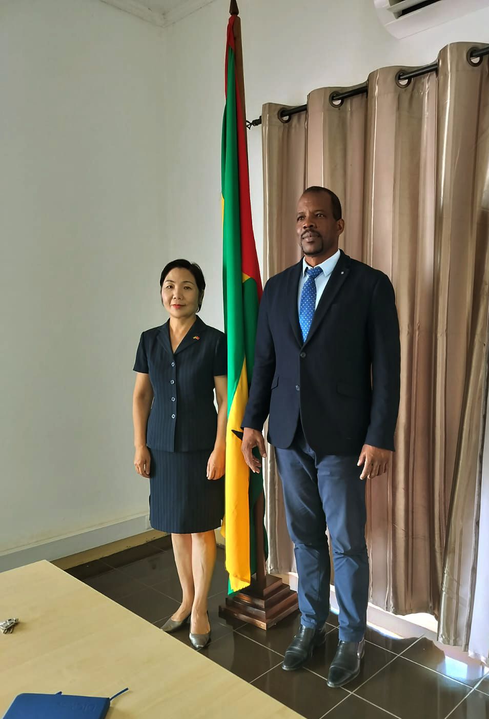 Presidente do Tribunal Constitucional de São Tomé e Príncipe recebe Embaixadora da República Popular de China em uma visita de cortesia.